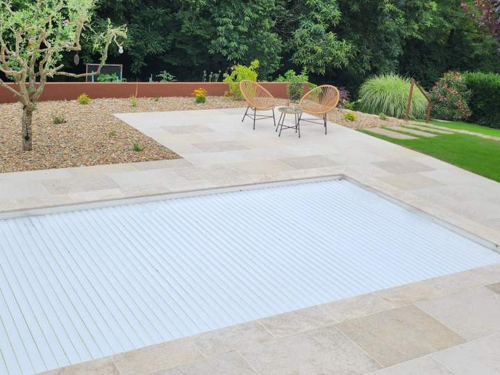 Contour de piscine et jardin Cholet
